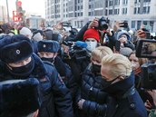 Dav ped soudem obklopil manelku Navalného, Yuliu Navalnayu.