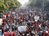 V Barm protestovaly tisíce lidí.