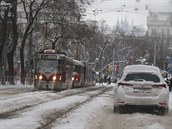 erstvý sníh komplikoval i mstskou dopravu (na snímku Praha).
