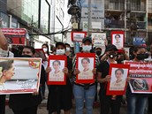 Protestující s fotografiemi Do Aun Schan Su ij.