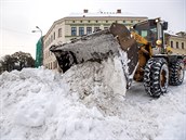 Pracovníci technických slueb odklízejí  za pomoci tké techniky sníh v Mýtské...