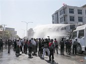 Policie proti demonstrantm pouila vodní dla.