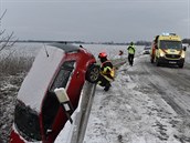 Záchranái zasahují 8. února 2021 u dopravní nehody u Beclavi. Ledovka...