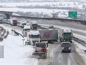 VIDEO: Sníh komplikuje dopravu v Česku. Uvízlý kamion uzavřel dálnici D8, na D1 policisté budili řidiče