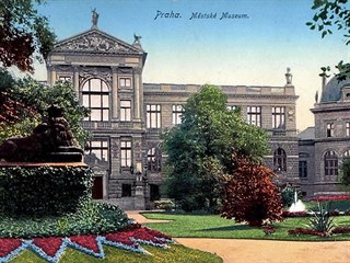 Dobov pohlednice, zachycujc fotografii budovy Mstskho muzea v Praze a...