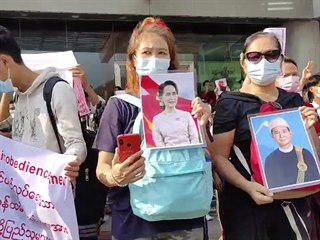Tisce lid druhm dnem demonstrovaly v Rangnu proti pondlnmu vojenskmu...