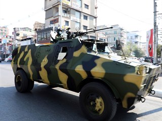 Vojensk obrnn vozidlo hldkuje v ulicch.