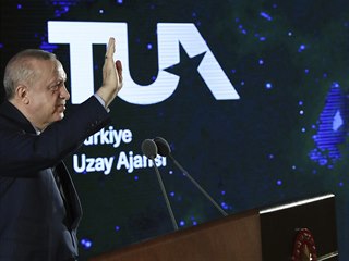 Tureck prezident Recep Tayyip Erdogan pi pedstaven cl vesmrnho programu...