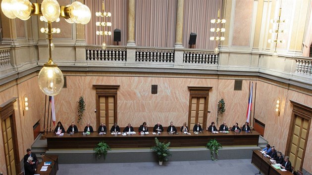 Na jednání pilo vech 15 ústavních soudc
