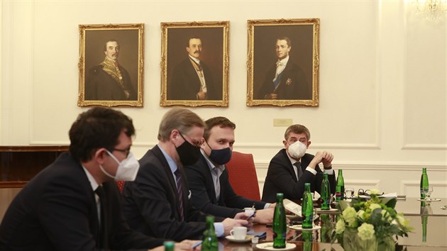 Zleva pedseda poslaneckého klubu SSD Jan Chvojka, pedseda ODS Petr Fiala, lídr KDU-SL Marián Jureka a premiér Andrej Babi.