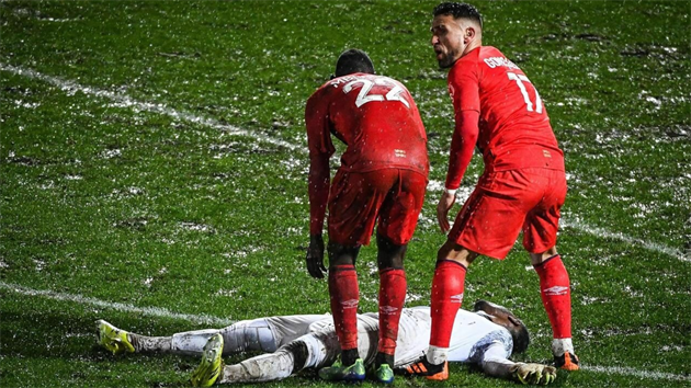 Bhem utkání upadl do bezvdomí branká Caen Garissone Innocent.