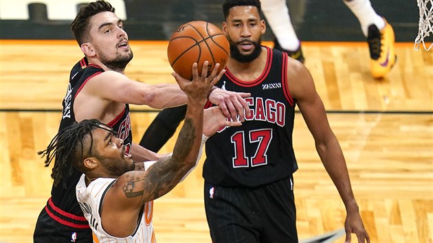 Frank Mason proti Tomái Satoranskému v první polovin zápasu Orlanda s...