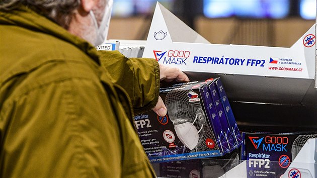 Mu nakupuje 3. února 2021 respirátory tídy FFP2 v supermarketu Lidl v Praze....