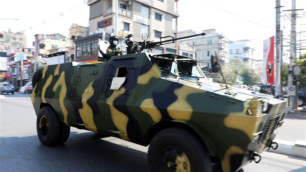 Vojenské obrn�né vozidlo hlídkuje v ulicích.