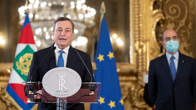 Nkdejí guvernér Evropské centráln banky Mario  Draghi, v pozadí prezident...