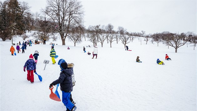 M�stsk� policie p�ijela a vyhnala z pet��nsk�ch svah� ly�a�e, snowboardisty i bobuj�c� d�ti ze �kolky.