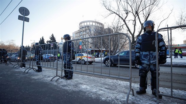 Policie mimo jin� uzav�ela n�kolik ulic v okol�.