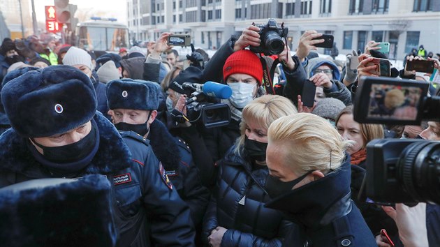 Dav p�ed soudem obklopil man�elku Navaln�ho, Yuliu Navalnayu.