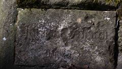 Náhrobní kámen na h�bitov� Moigu