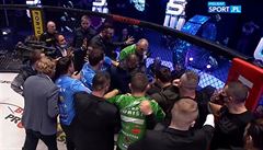 Bláznivá bitka v kleci na galaveeru KSW mezi Musajevem a Murisicem.
