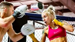 Taylor Jenkinsová trénuje na box holých kloub�.