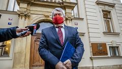 Komunista Vojtch Filip ped Strakovou akademií.