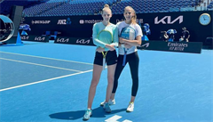 Karolína Plí�ková se sestrou Kristýnou po spole�ném tréninku.