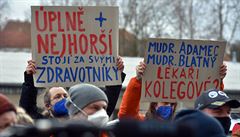 Nemocnici v Chebu, která je kriticky p�etí�ená, nav�tívil 4. února 2021 ministr...