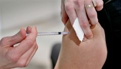 Účinnost první dávky vakcíny Pfizeru je 85%. Vědci navrhují s tou druhou počkat, stihlo by se naočkovat více lidí