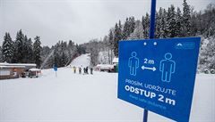 V Medvědíně lanovky stojí, někteří lidé se přesto vydali na lyže.