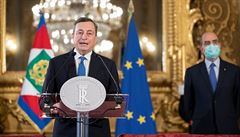 Nkdejí guvernér Evropské centráln banky Mario  Draghi, v pozadí prezident...