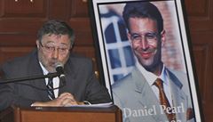Fotografie zavražděného amerického novináře Daniela Pearla, vedle které mluví...