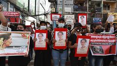 Protestující s fotografiemi Do Aun Schan Su �ij.