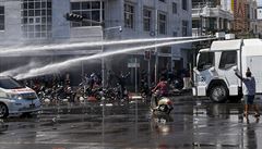 Barmská policie se demonstranty sna�í rozehnat vodními d�ly.