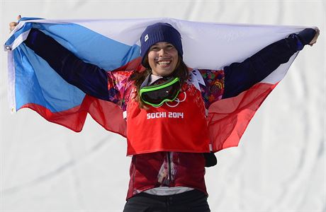 Eva Samkov s eskou vlajkou.