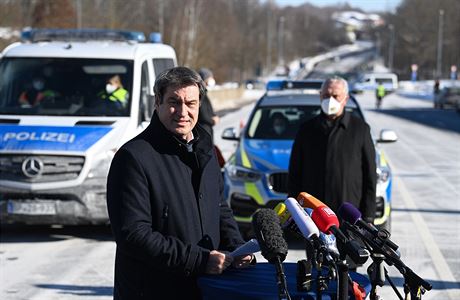 Bavorský premiér Markus Söder (CSU) pi nedlním projevu na hranicích. Zaazení...