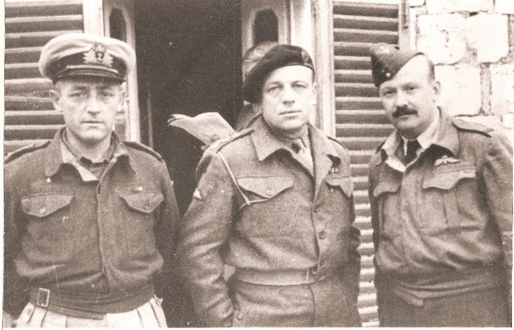 Theodor Goller (na snímku uprost�ed) v ji�ní Itálii s �eskou �ástí paraskupiny...