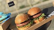 Veganský burgerový plátek bez sóji a bez lepku strukturou připomíná hovězí...