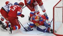 Čeští hokejisté překonávají Yaroslava Askarova.
