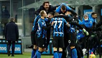 Fotbalisté Interu Milan oslavují s trenérem Contem posun na první místo v Serii...