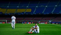 Netradiční oslava tříbrankového Mbappého na prázdném Camp Nou.