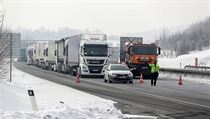 Policista zastavuje auta nkolik kilometr ped hranic s Nmeckem.