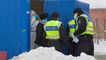 Německá policie kontroluje přijíždějící auta z Česka.