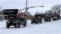 Vojensk vozy mus pevet obyvatele Texasu do vyhvanch center. Miliony...