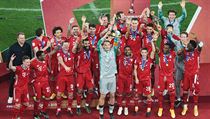 Fotbalisté Bayernu Mnichov s trofejí pro vítěze MS klubl.