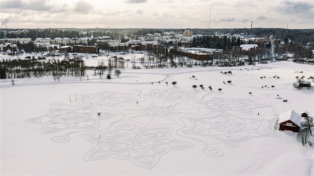 Finové vyšlapali na golfovém hřišti obří obrazec do sněhu