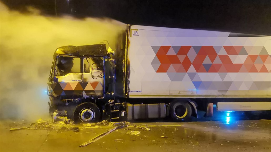 Poár kamionu v Lochkovském tunelu v Praze.