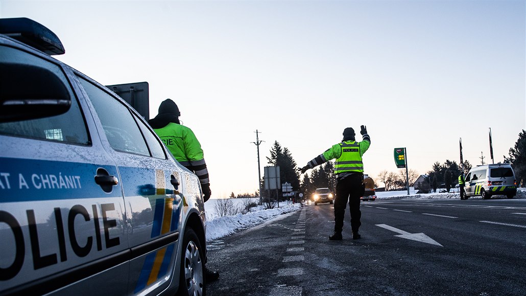 Policisté napíklad na kontrolním stanoviti u obce Kuks na silnici I/37 na...