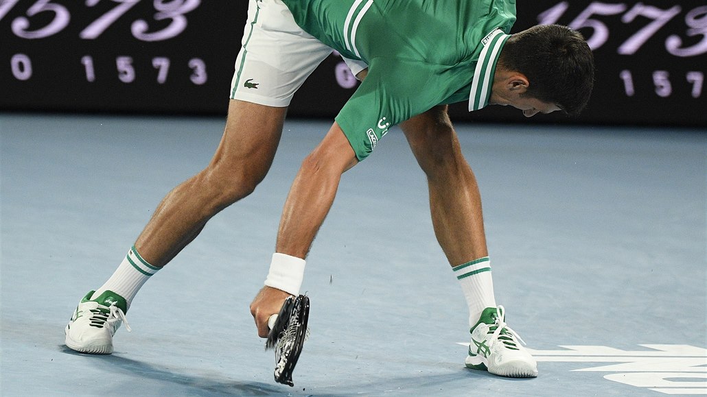 Rozzuený Novak Djokovi bhem tvrtfinále se Zverevem rozmlátil raketu.