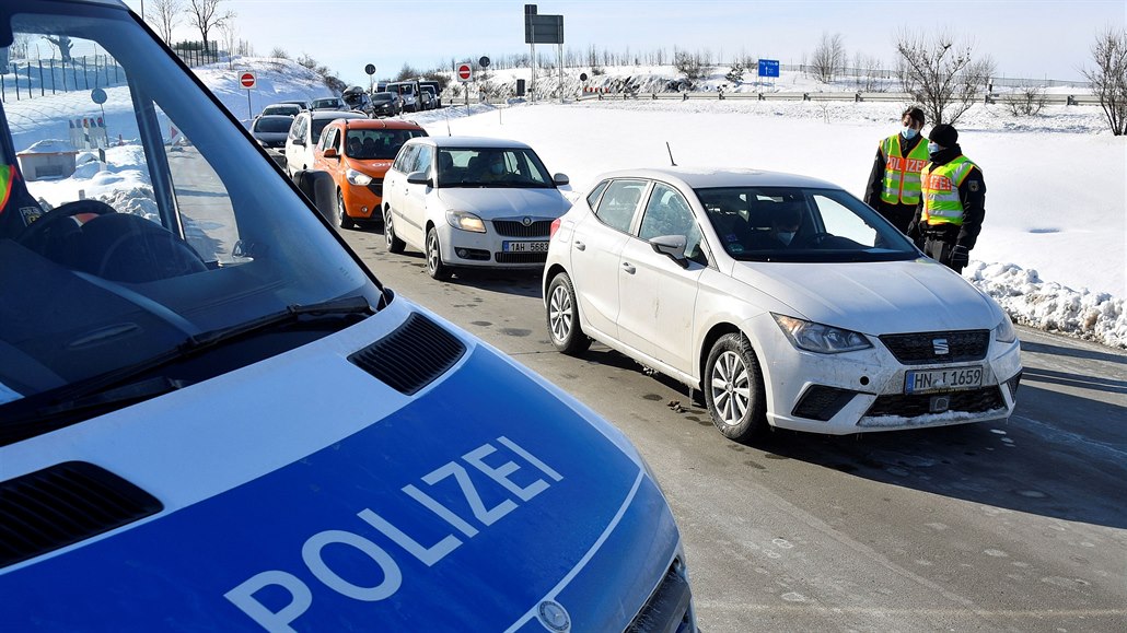 Nmecká policie kontroluje pijídjící auta z eska.